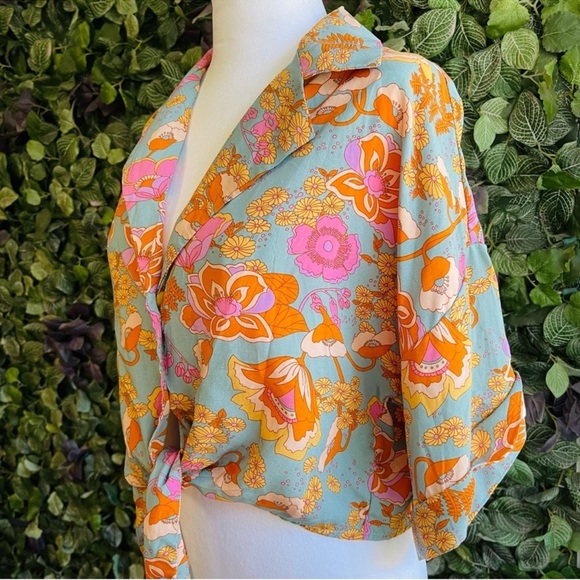 Women's spring/summer cropped flower print blouse with tie in the front - Picture 4 of 4